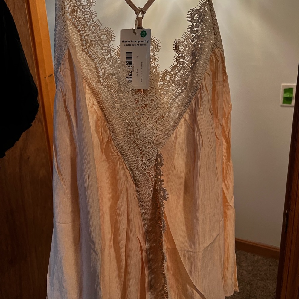 XL flowy cami.   Fits xl-3x. Very flowy